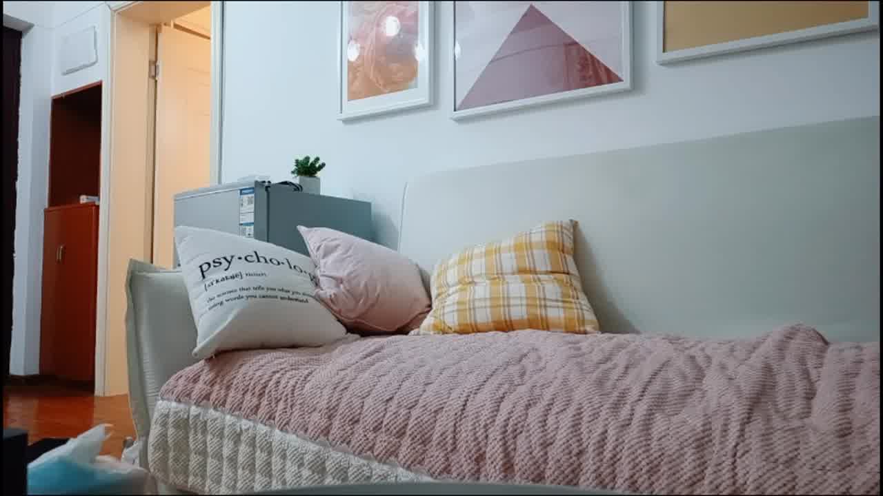  工厂认识良家小骚货，软磨硬泡搞定了，抱着骑乘猛插，干得嗷嗷叫直呼太大了 的剧照2