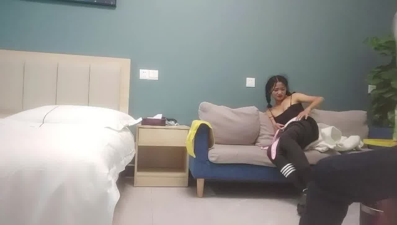  粉丝强烈要求返场，极品00后大学生，乖巧可爱，弱小的身体被无情蹂虐，扛不住这样操，大喊：受不了 的剧照4