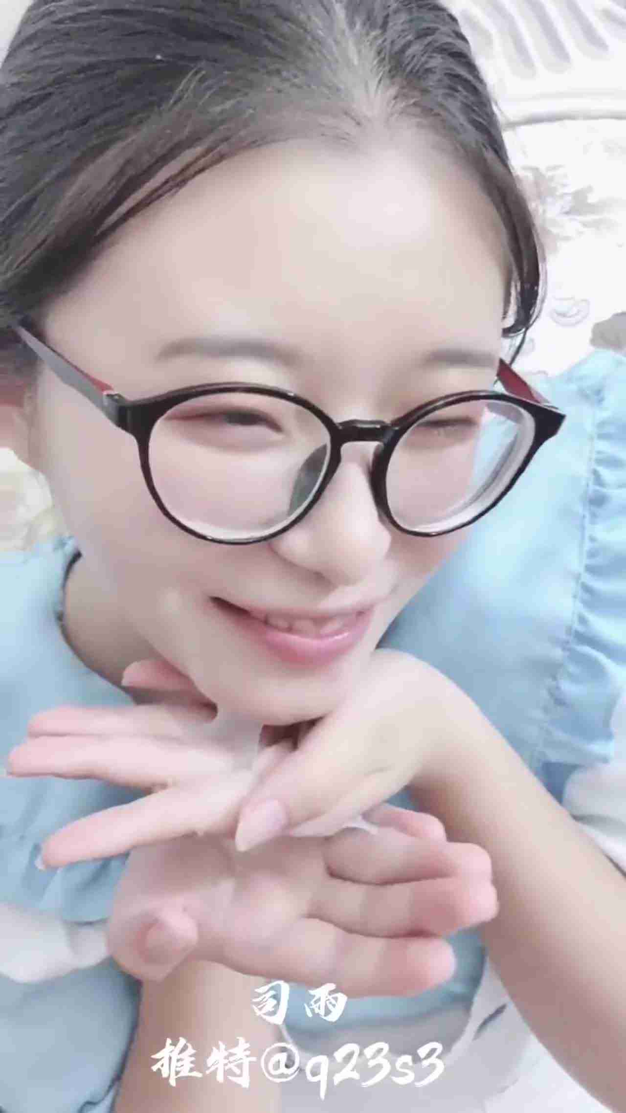  学院派女神司雨 女仆服侍颜射 的剧照4