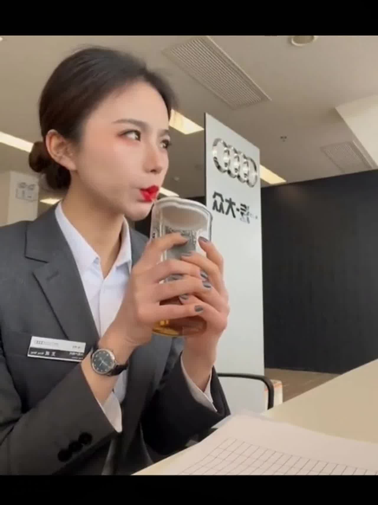  奥迪销冠卖车乳香妹 人肉业绩王 的剧照3