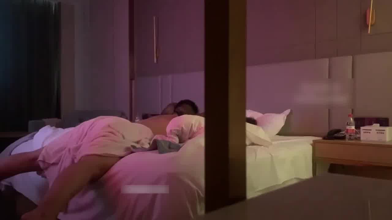  【我见过最不守妇道的妈妈】儿子放学没见到妈妈连续打3个电话，打扰到妈妈偷情，随后打电话让爷爷去接 的剧照6