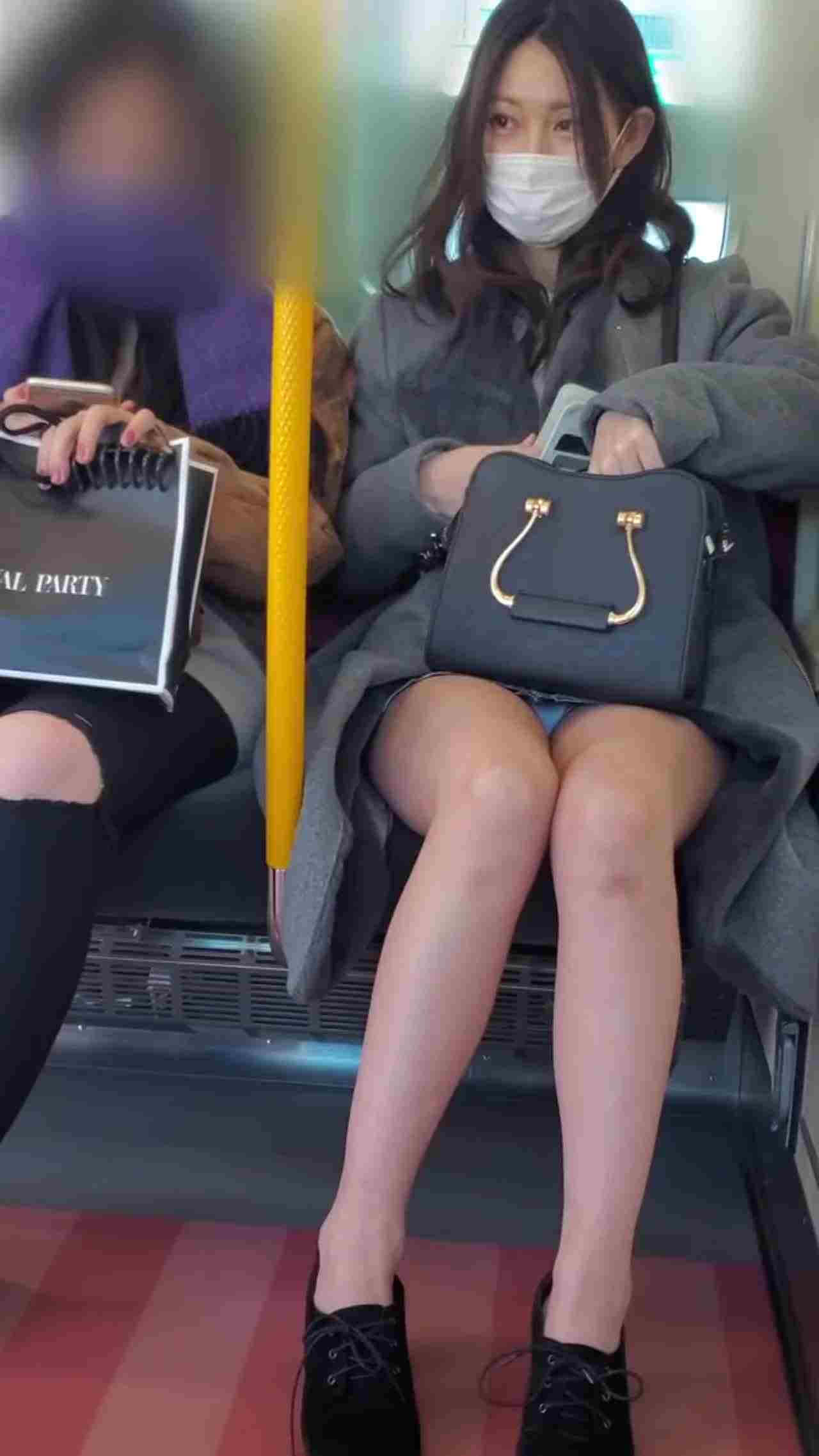  发现电车痴汉偷拍腿还张更开 的剧照6