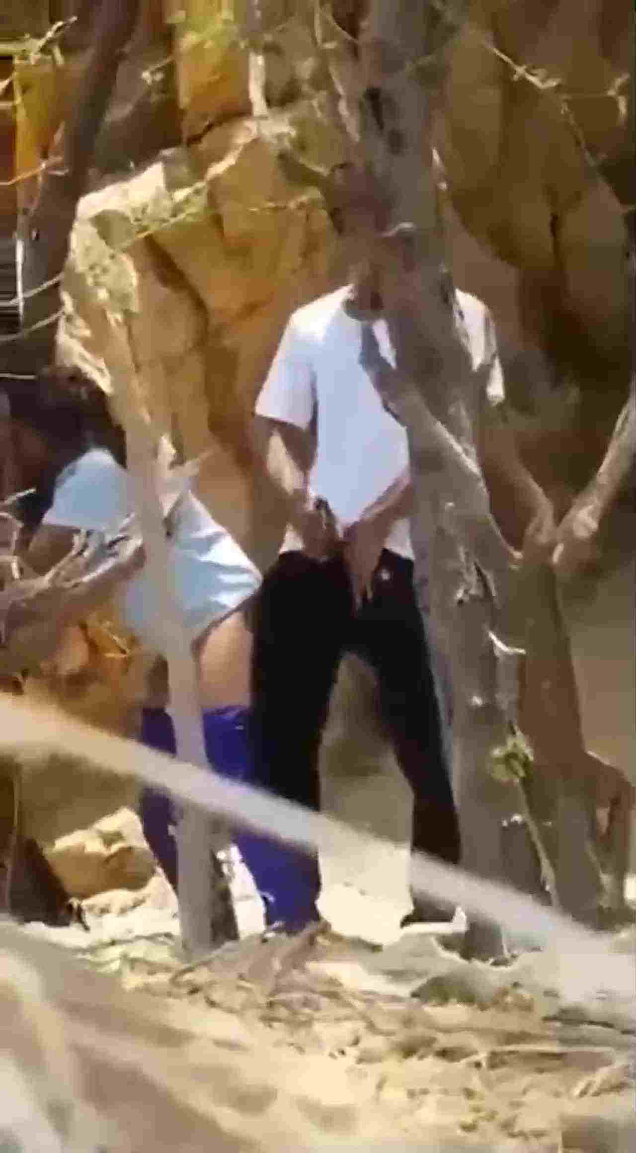  女孩在丛林中被男友强推，绝对是违背她的意愿的，你可以看到她最后哭了 的剧照10