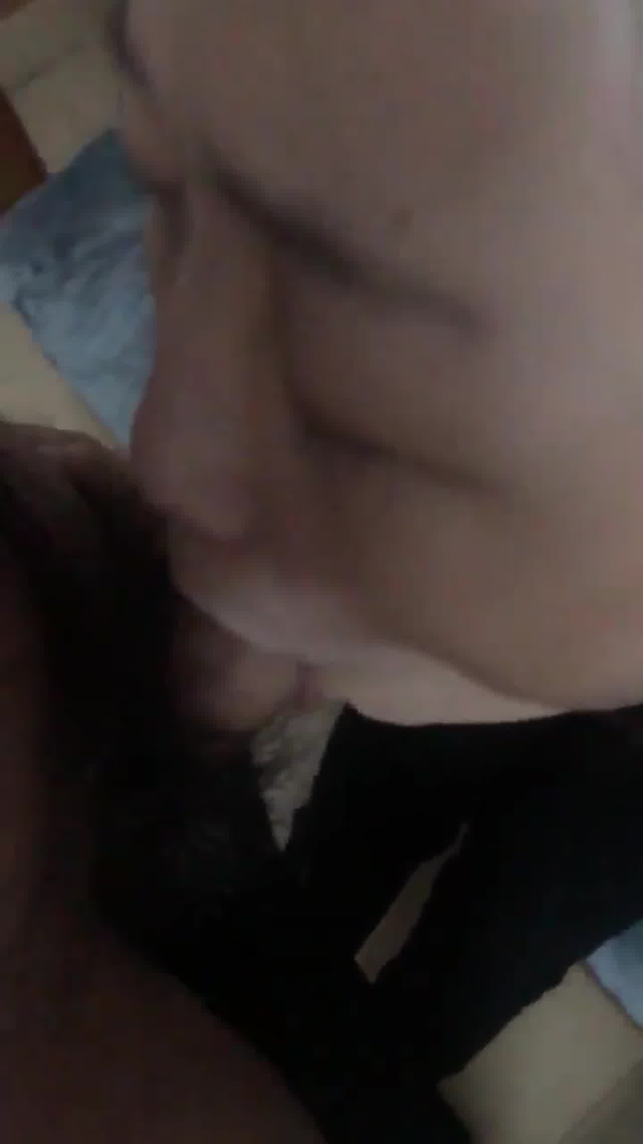  同事小姐姐闻到鸡巴味儿就忍不住想吃 的剧照1