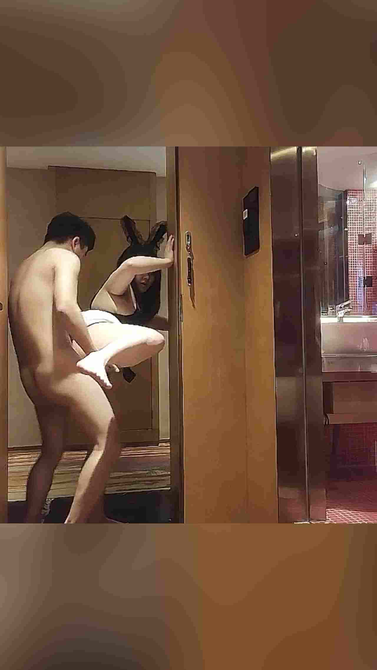  总是要换换口味00后良家小妹淫贱一整夜情趣酒店调教 的剧照6