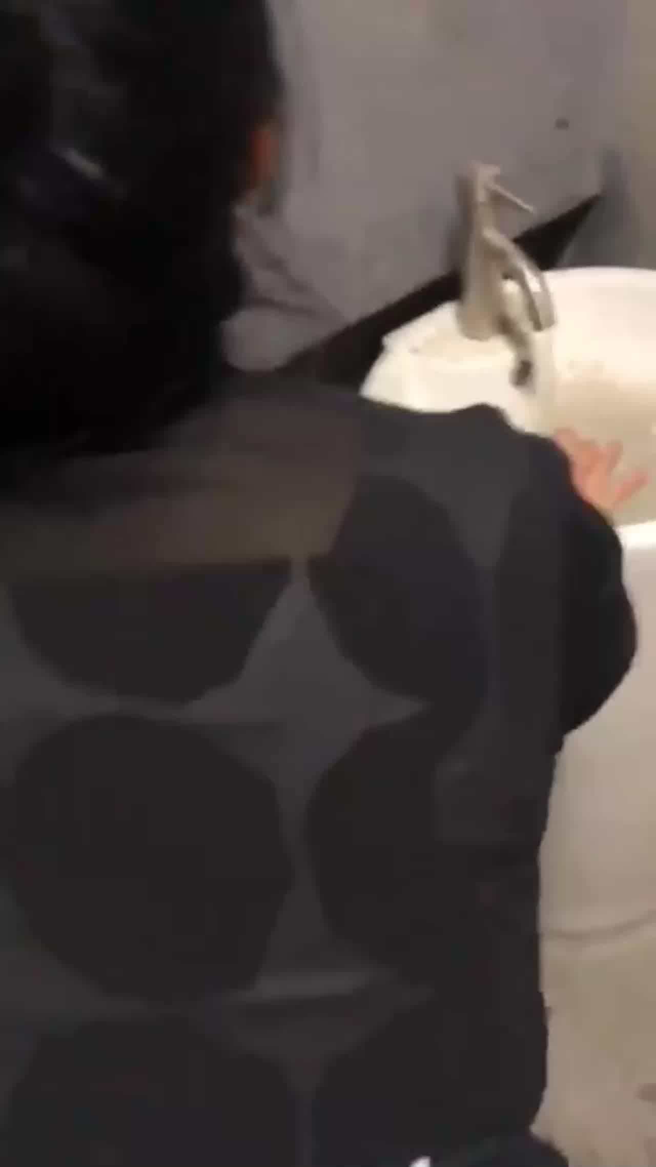  厕所后入，好喜欢 的剧照7