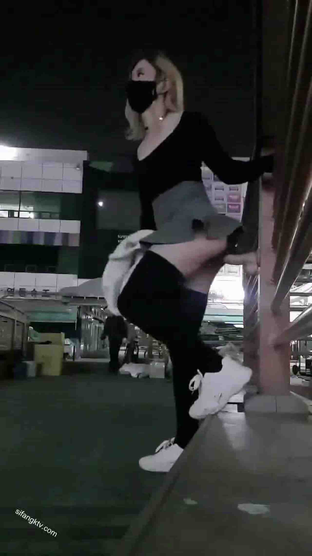  户外偷偷假屌插逼 的剧照10