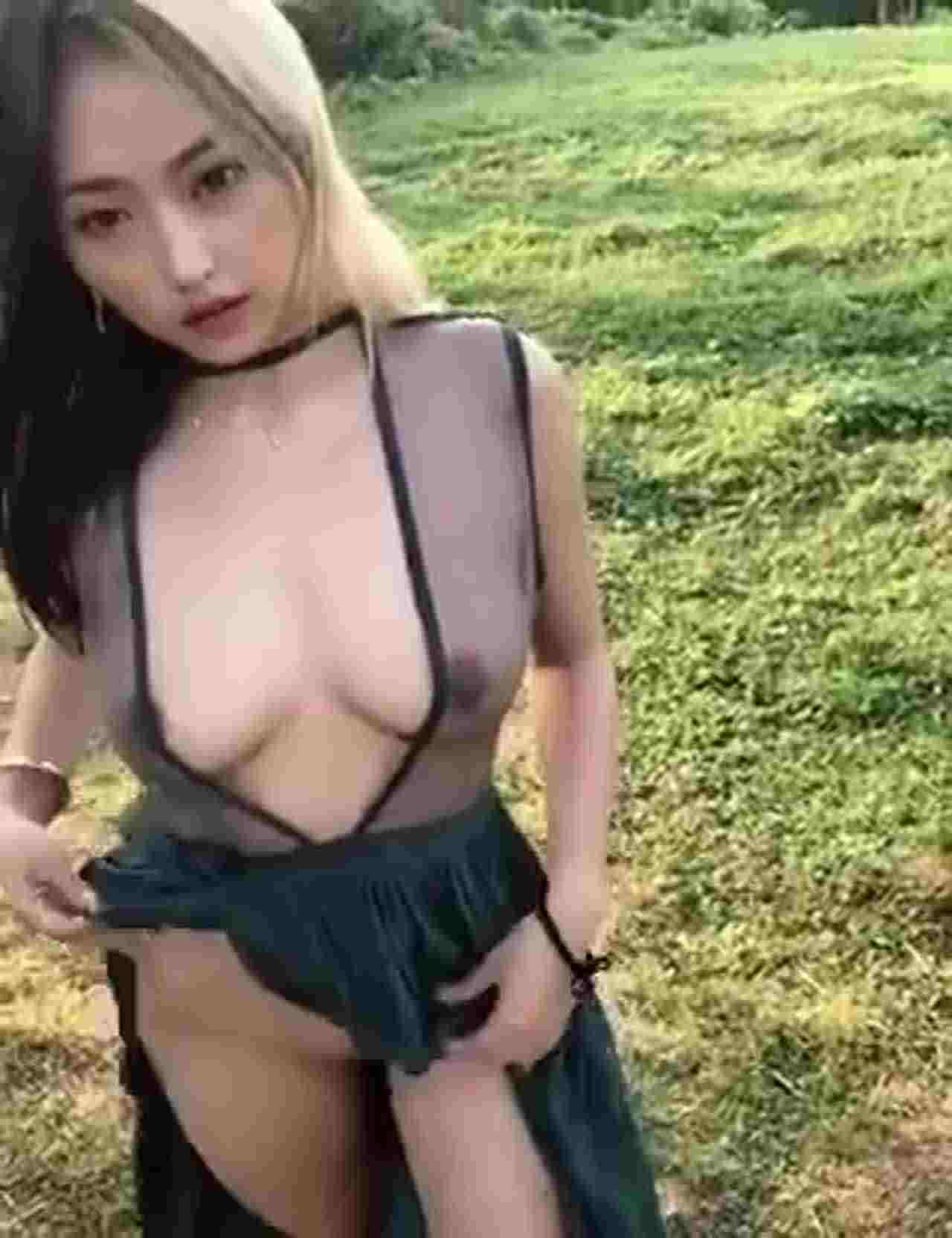  小姐姐就喜欢野外露出 的剧照2