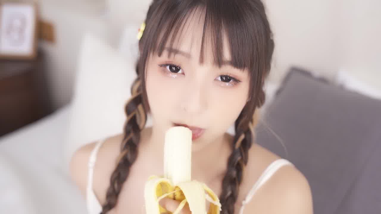  神楽坂真冬 巧克力香蕉萌妹子诱惑 的剧照3