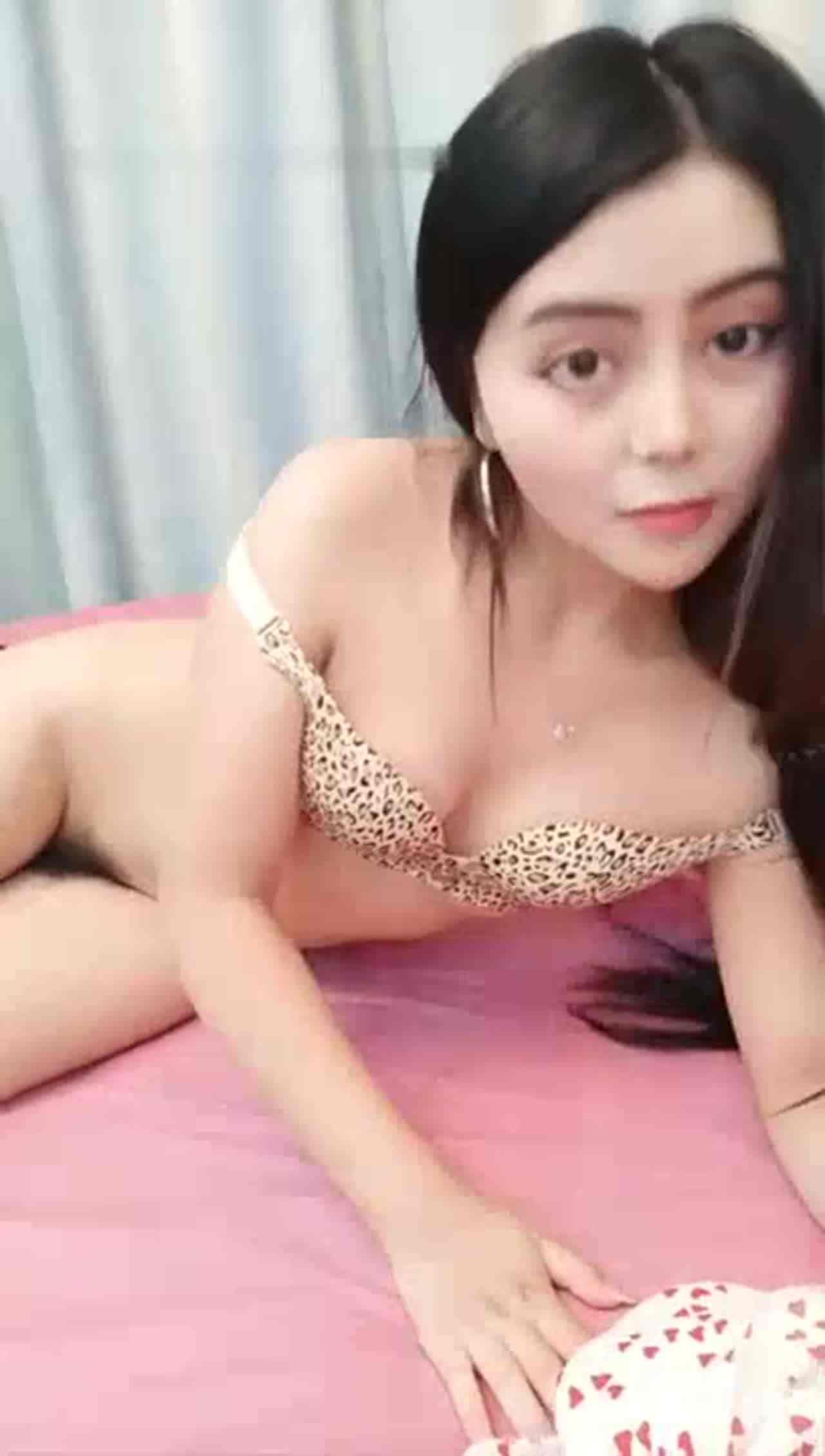  淫荡的大眼妹子，被胖哥哥的棒棒一磨穴就骚起来 的剧照10