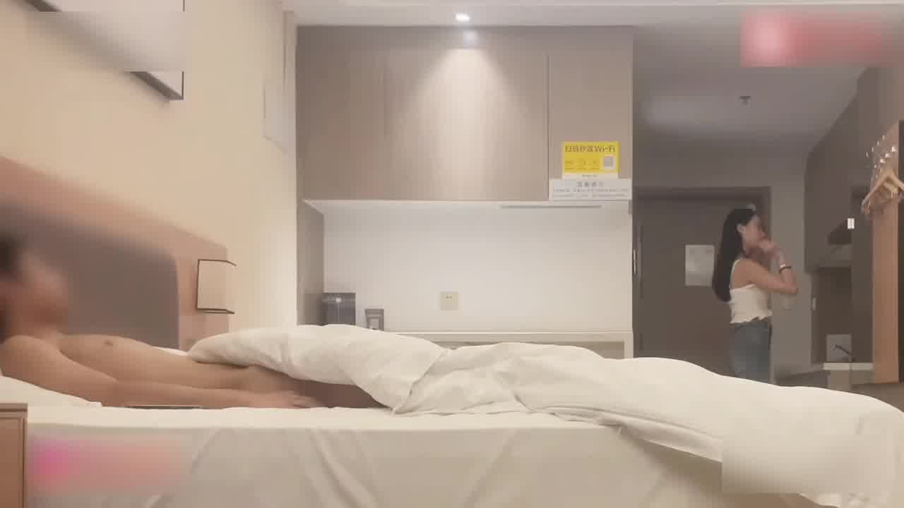  3000约操抖音小主播，大长腿红色吊带袜特别有韵味 的剧照10