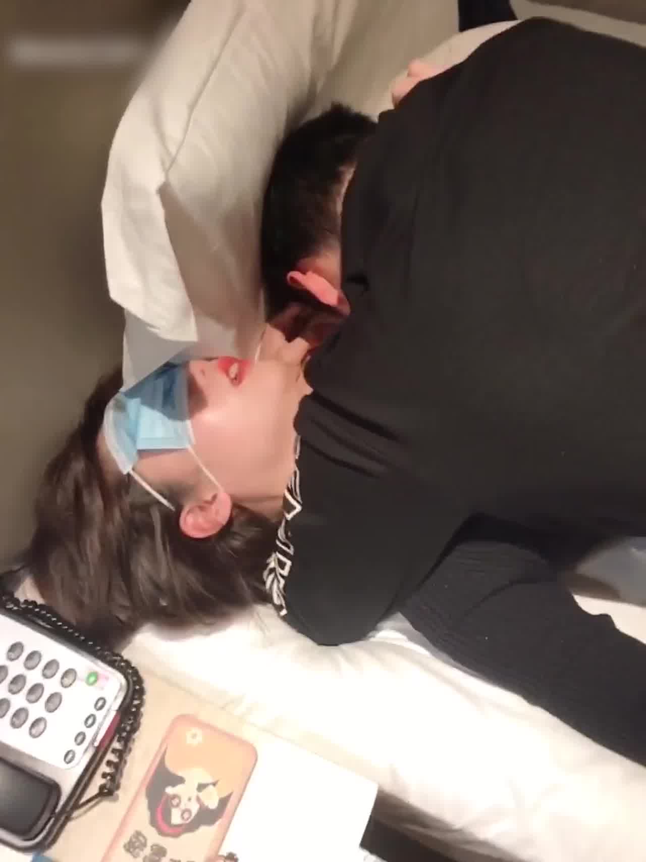  漂亮小姐姐3p双男一个舔奶，一个被口 的剧照6