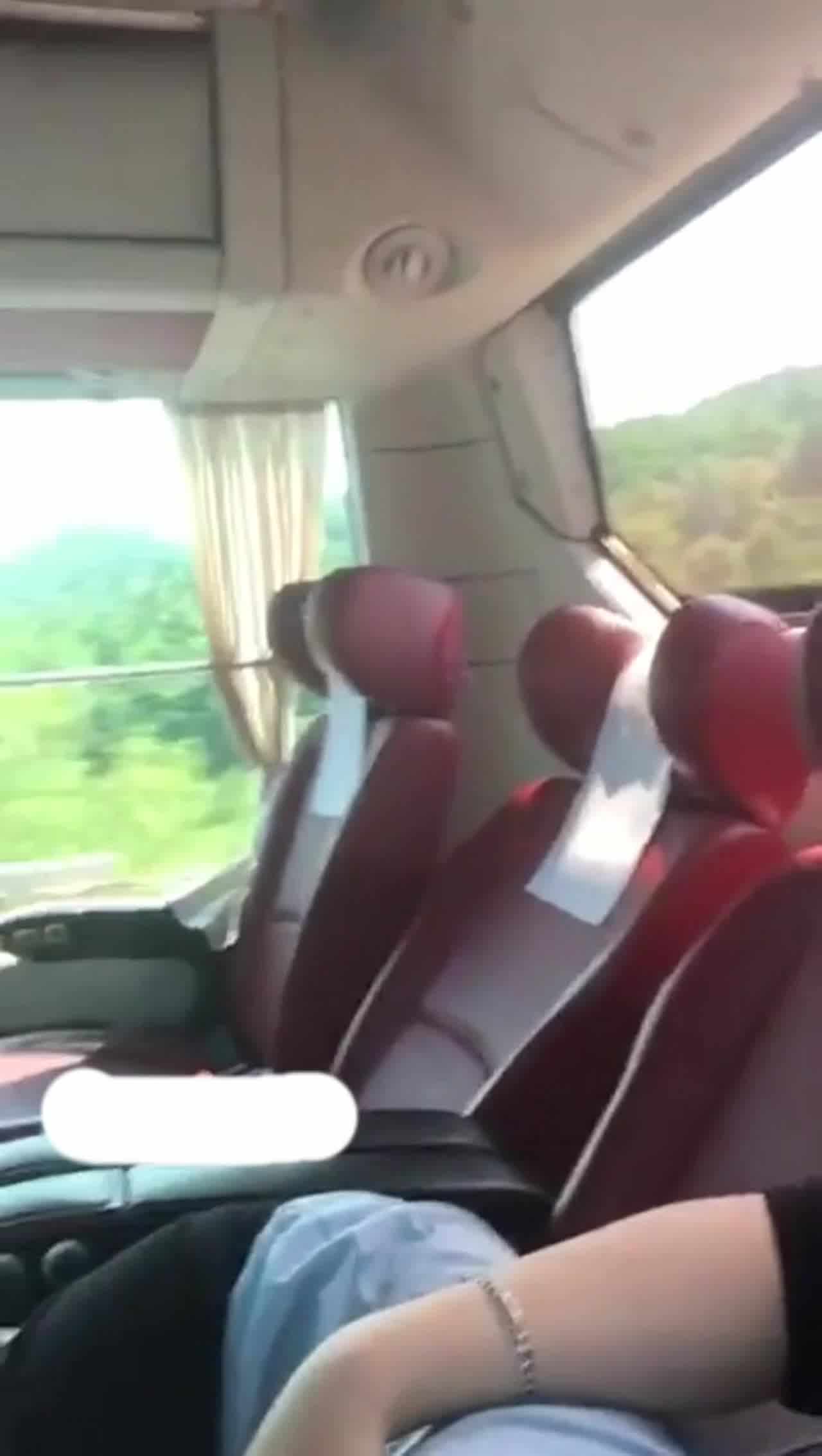  骚货在家里，办公室，车上肆意吃鸡巴 的剧照2