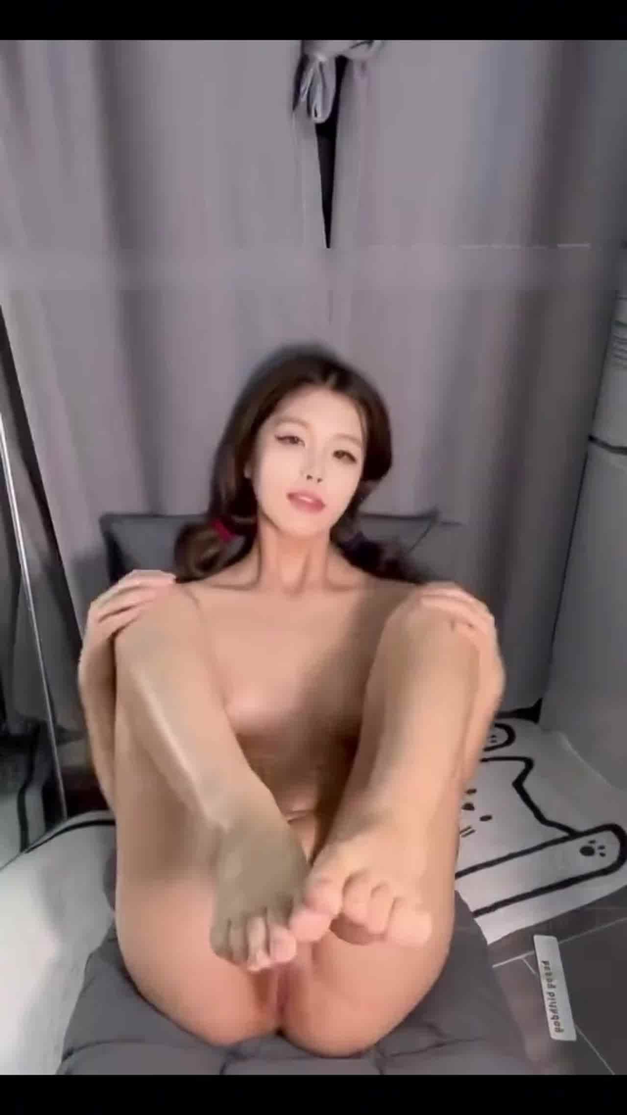  【抖音顶级精神小妹p酱】拥有20w粉丝的网红，在抖音只能看到她穿衣服样子，推特却能看到她全裸跳舞！ 的剧照4