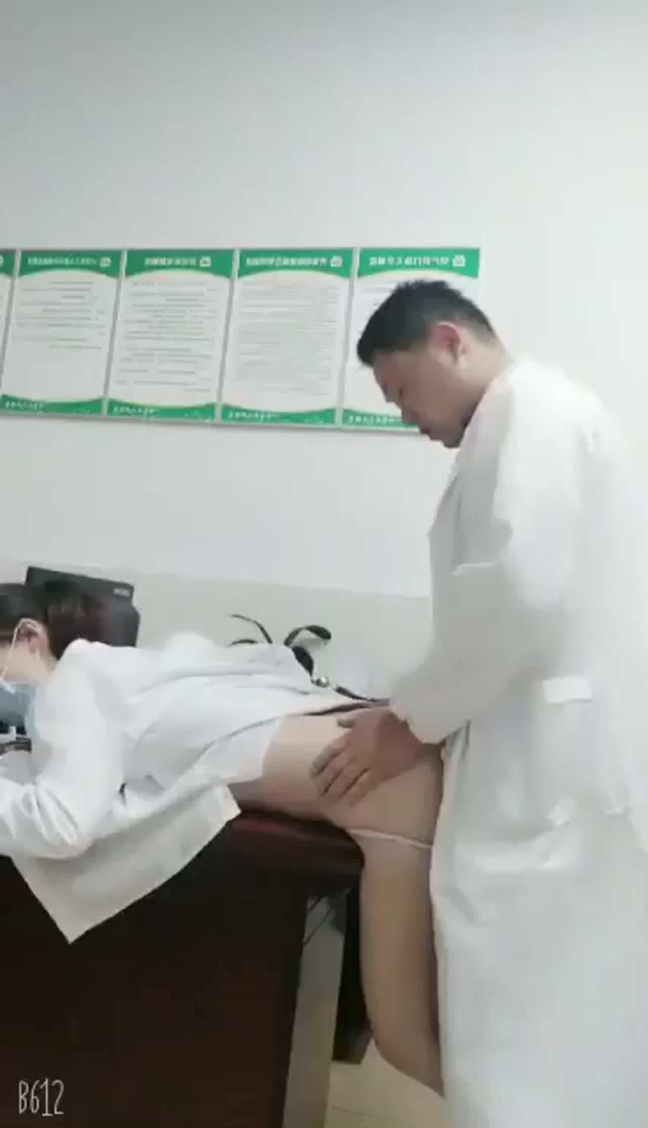  某院主任医生与女护士办公室淫乱泄密流出 的剧照7