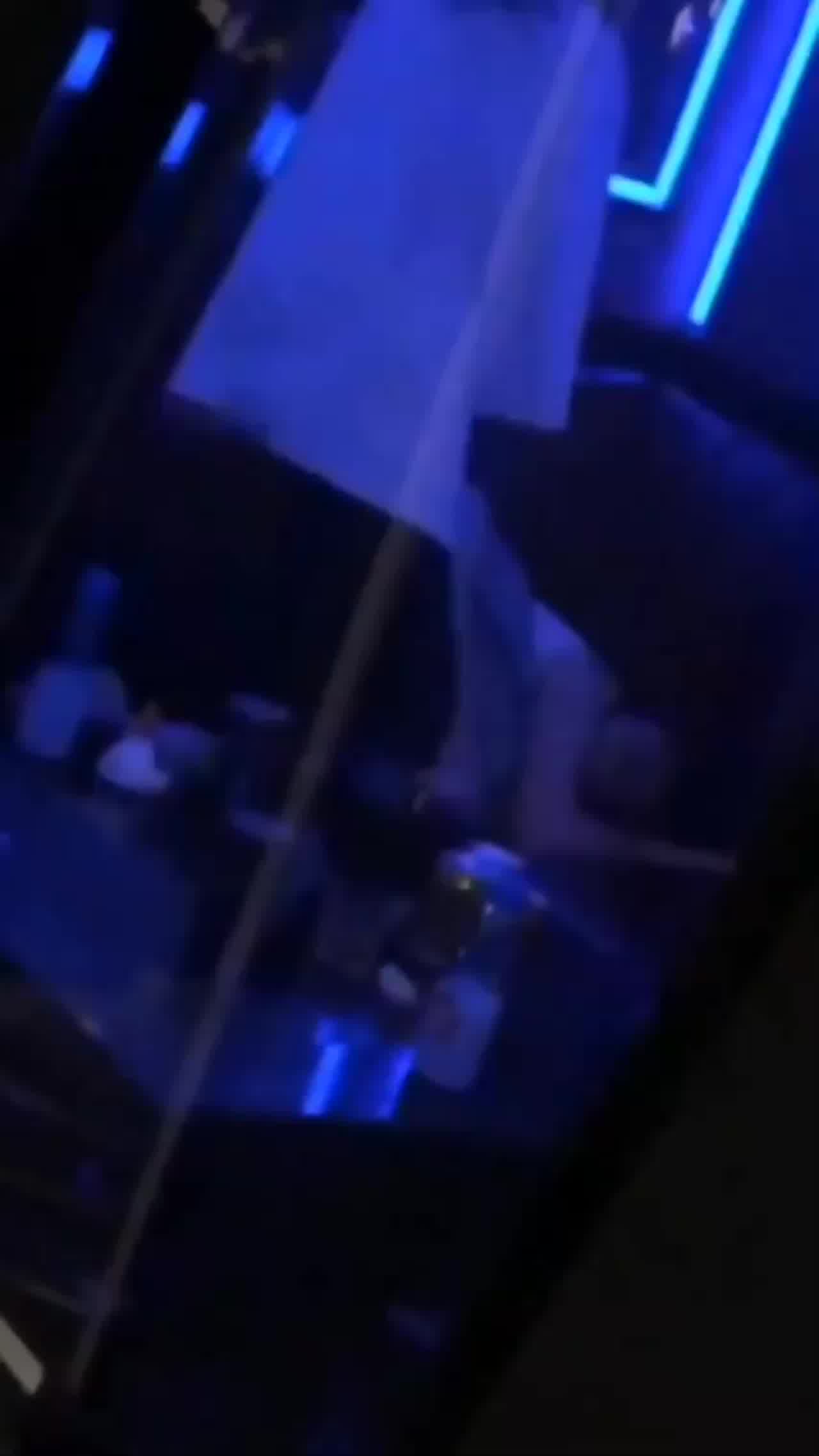  KTV包间偷拍大学情侣激情做爱 的剧照9