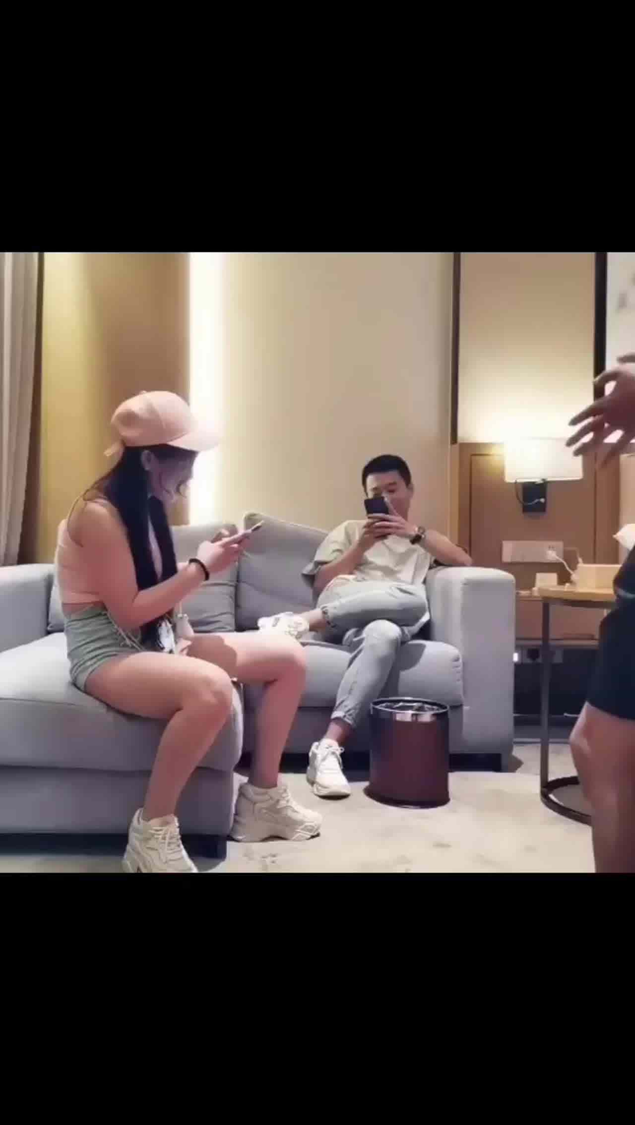  小姐姐，被两个小哥玩的不亦乐乎1 的剧照9