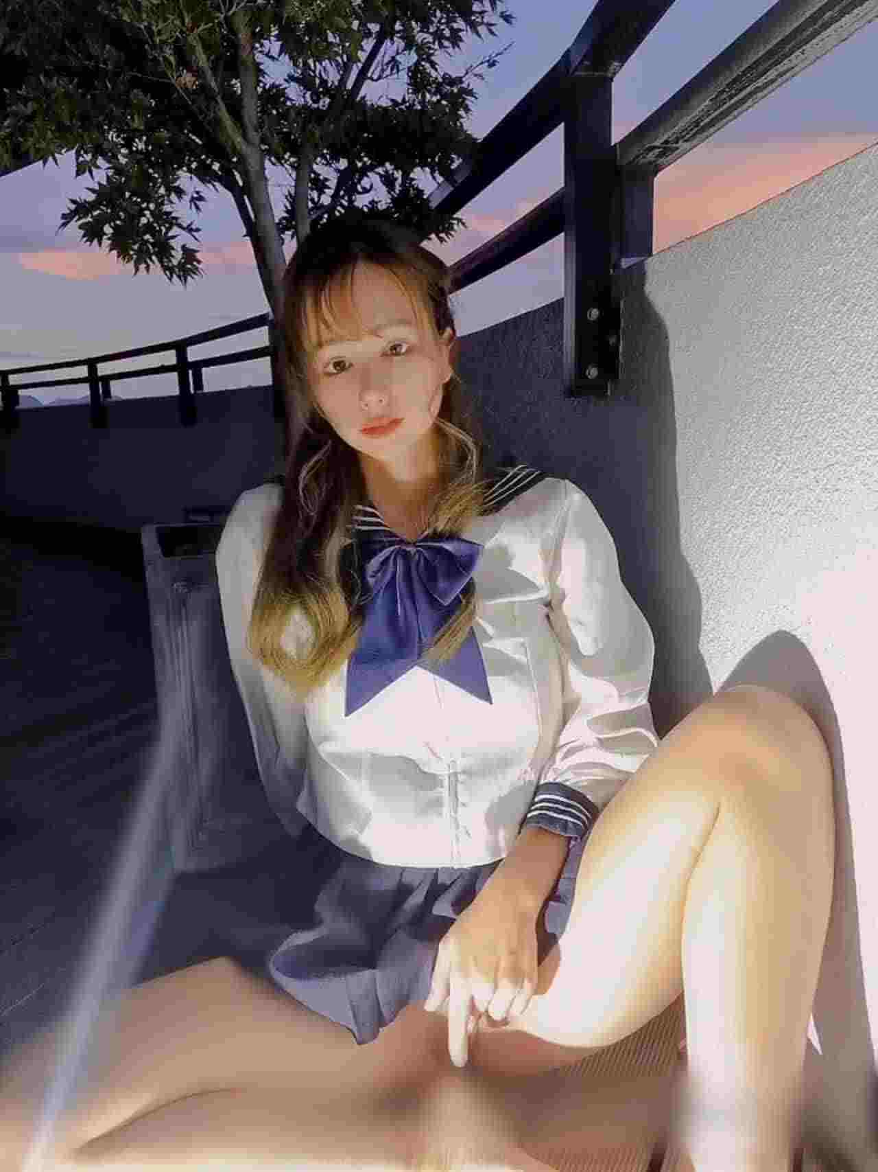  Naomi 学生妹在阳台上自慰摸着他的小骚逼 的剧照10