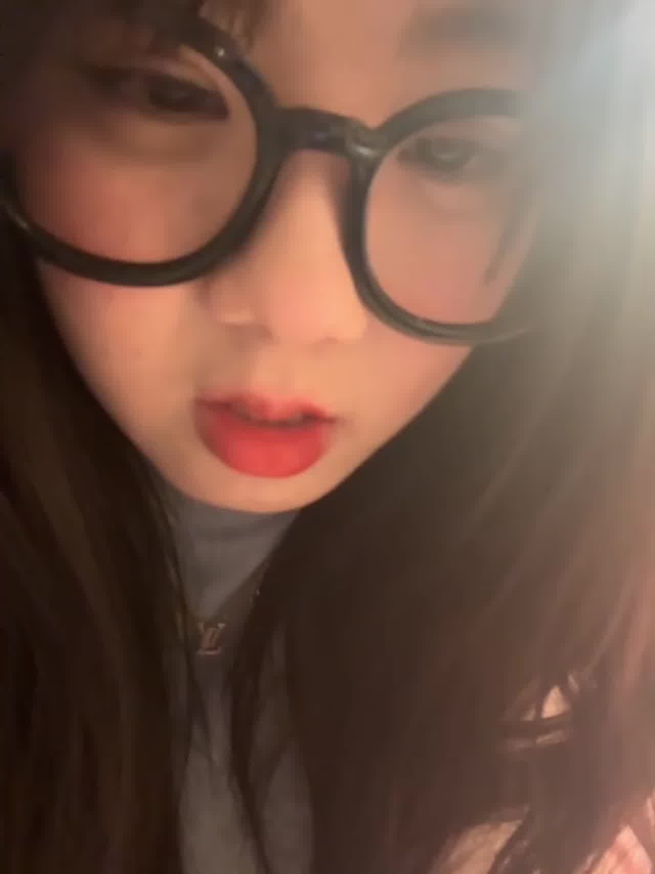  【史上最骚微胖反差】戴上眼睛表情真的骚到不行，插过下面的鸡巴放嘴里叼着，一会又从嘴里拿出来插下面？ 的剧照4