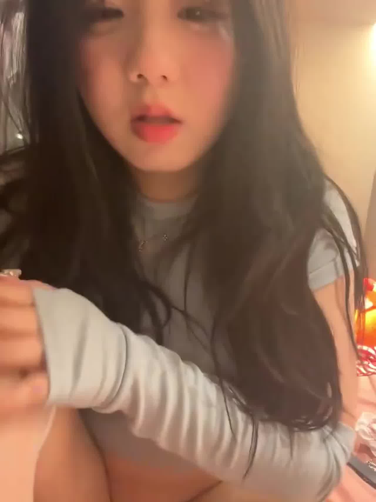  【史上最骚微胖反差】戴上眼睛表情真的骚到不行，插过下面的鸡巴放嘴里叼着，一会又从嘴里拿出来插下面？ 的剧照6