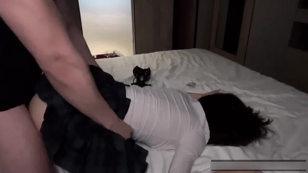  自购福利姬困困狗-已经被主人操到神志不清了，穿着黑丝爆乳衬衫，暴力扣小穴，后入更上听声音就知道多疼了 的剧照9