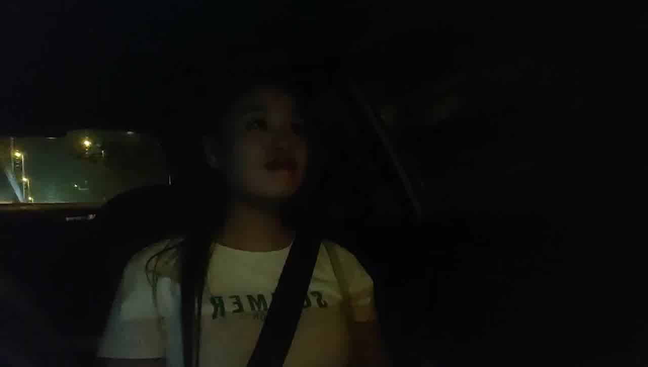  足浴会所勾搭良家少妇女技师，性欲大奶离异少妇让无套内射 的剧照1