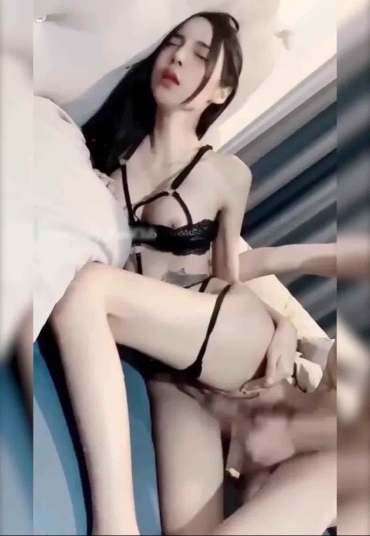  极品混血宝贝自摸性爱合辑 的剧照1