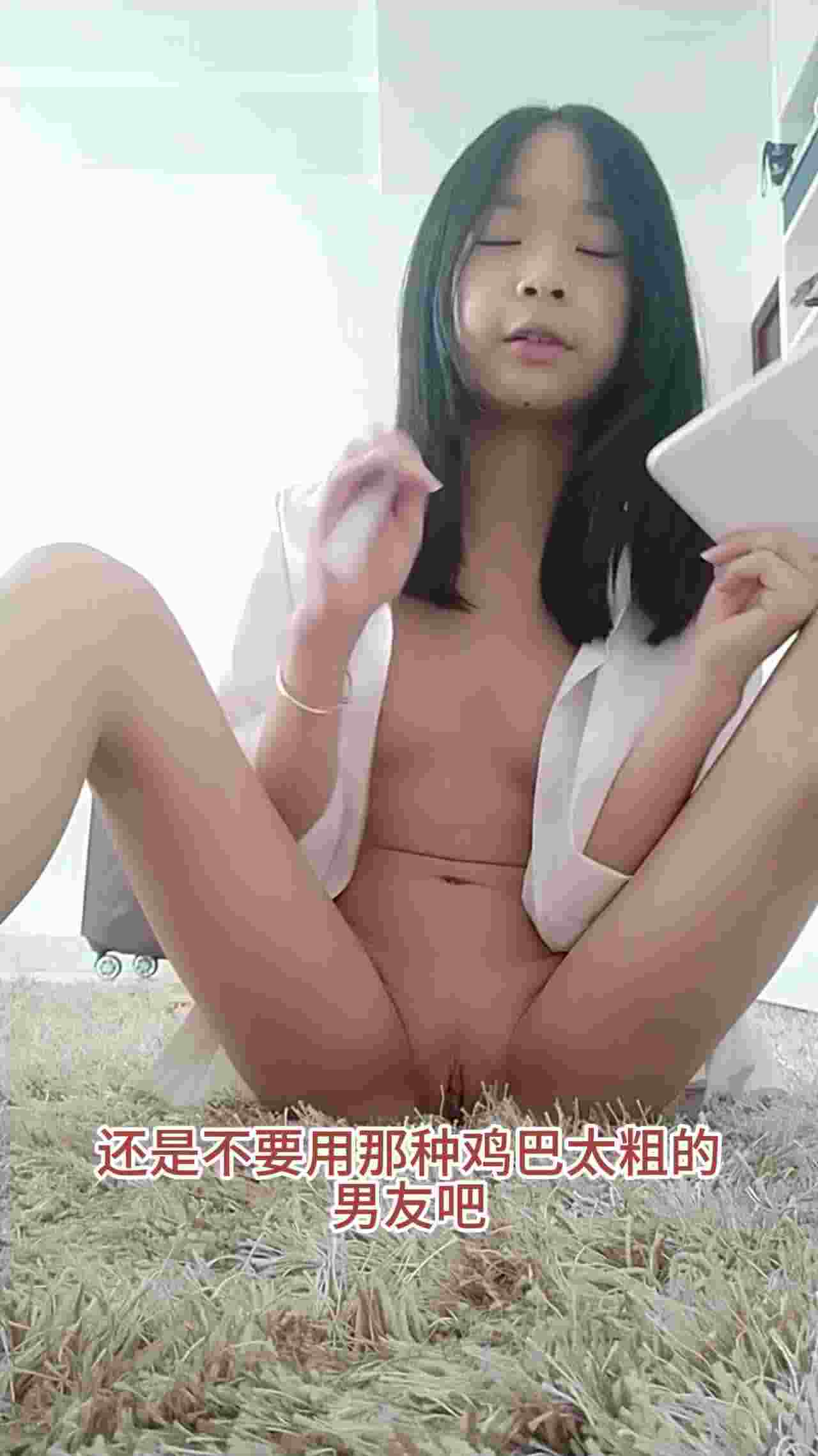  【小天使系列】一边自慰一边回答网友问题，整根笔都被插湿了。第一次做爱，为什么自慰，交男友不要大鸡巴 的剧照9