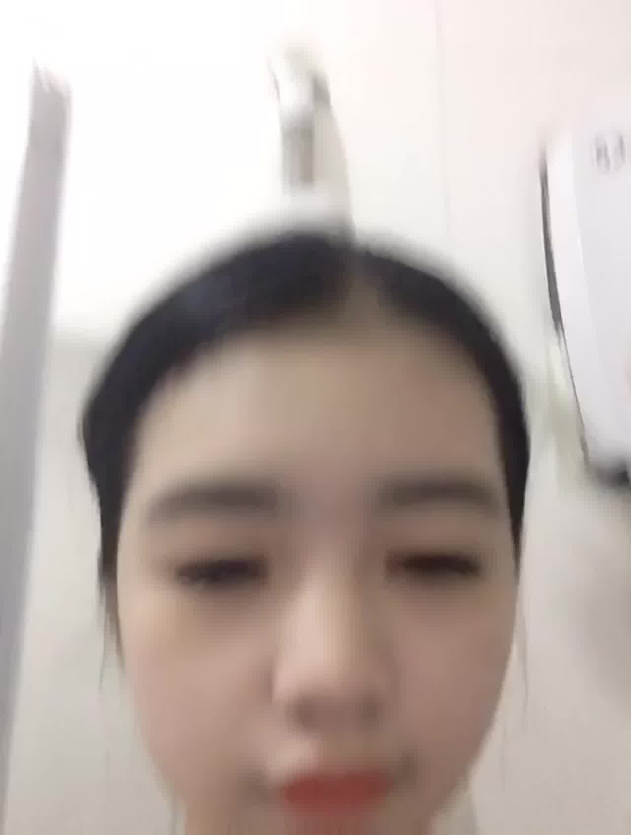  年轻的小可爱厕所自拍 的剧照7