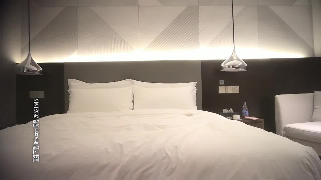  91探花 穿着学生服极品大奶小姐姐～一对奔放的豪乳手感极佳 的剧照1