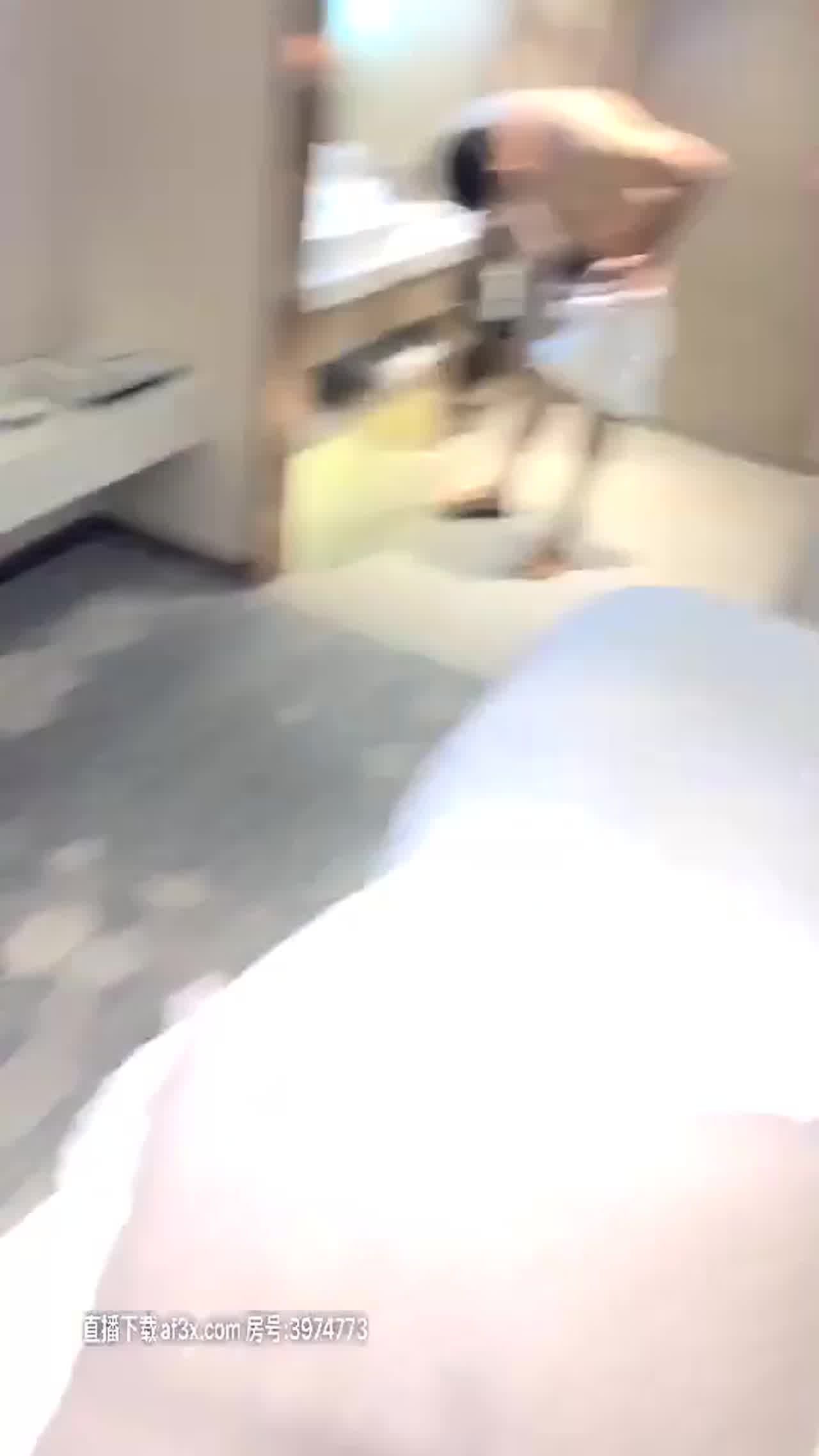  三人行之高颜值00后性感骚女酒店开裆丝袜高潮喷水（一） 的剧照10