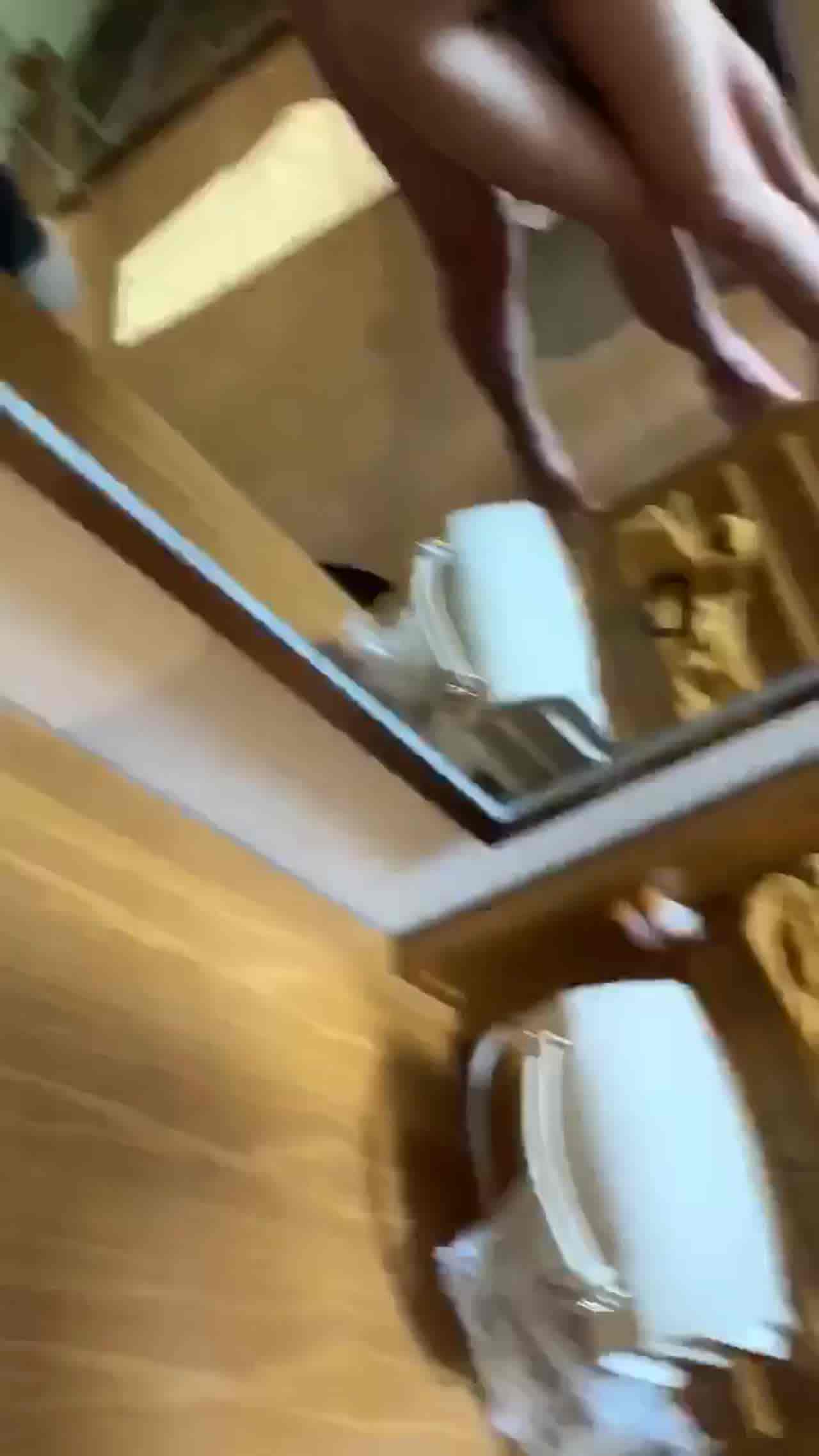  人妻纤细肥臀丰乳 镜子前站立后入爆插 的剧照2