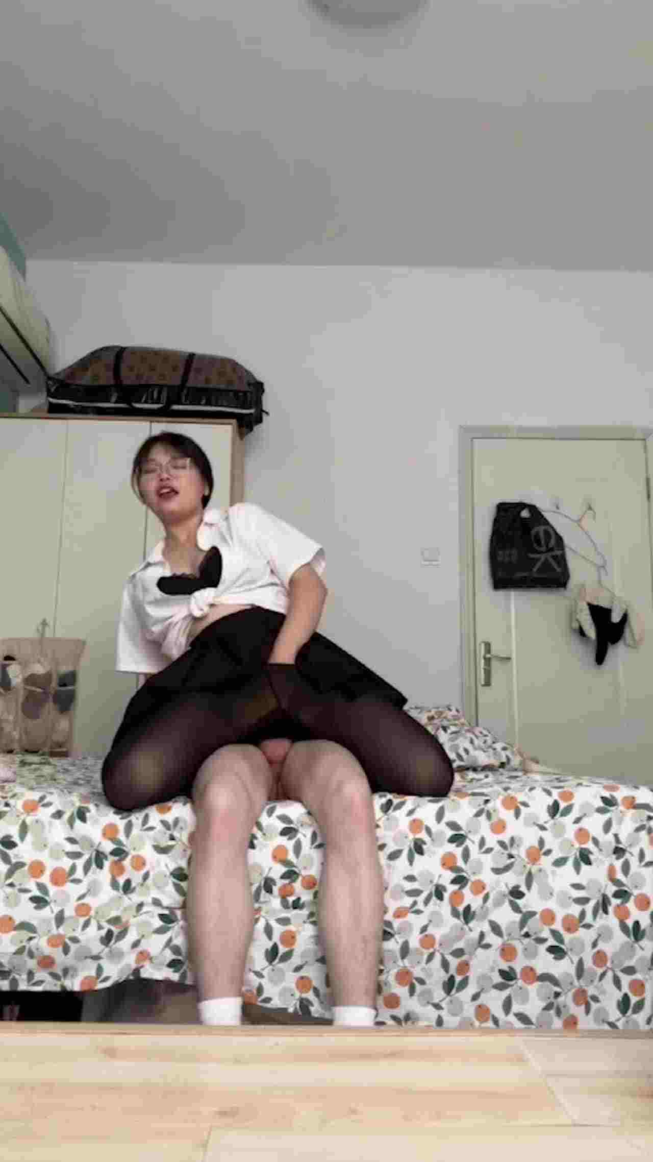  果然四眼妹多数是反差婊纯纯胯下骚母狗精盆肉便器‼️ 的剧照9