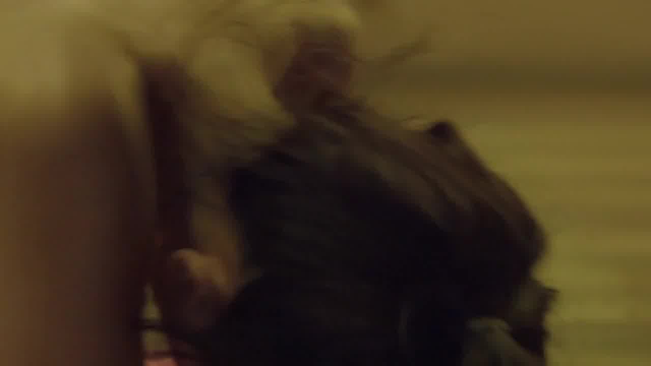  极品妹纸健身房勾引教练被狠操 的剧照9