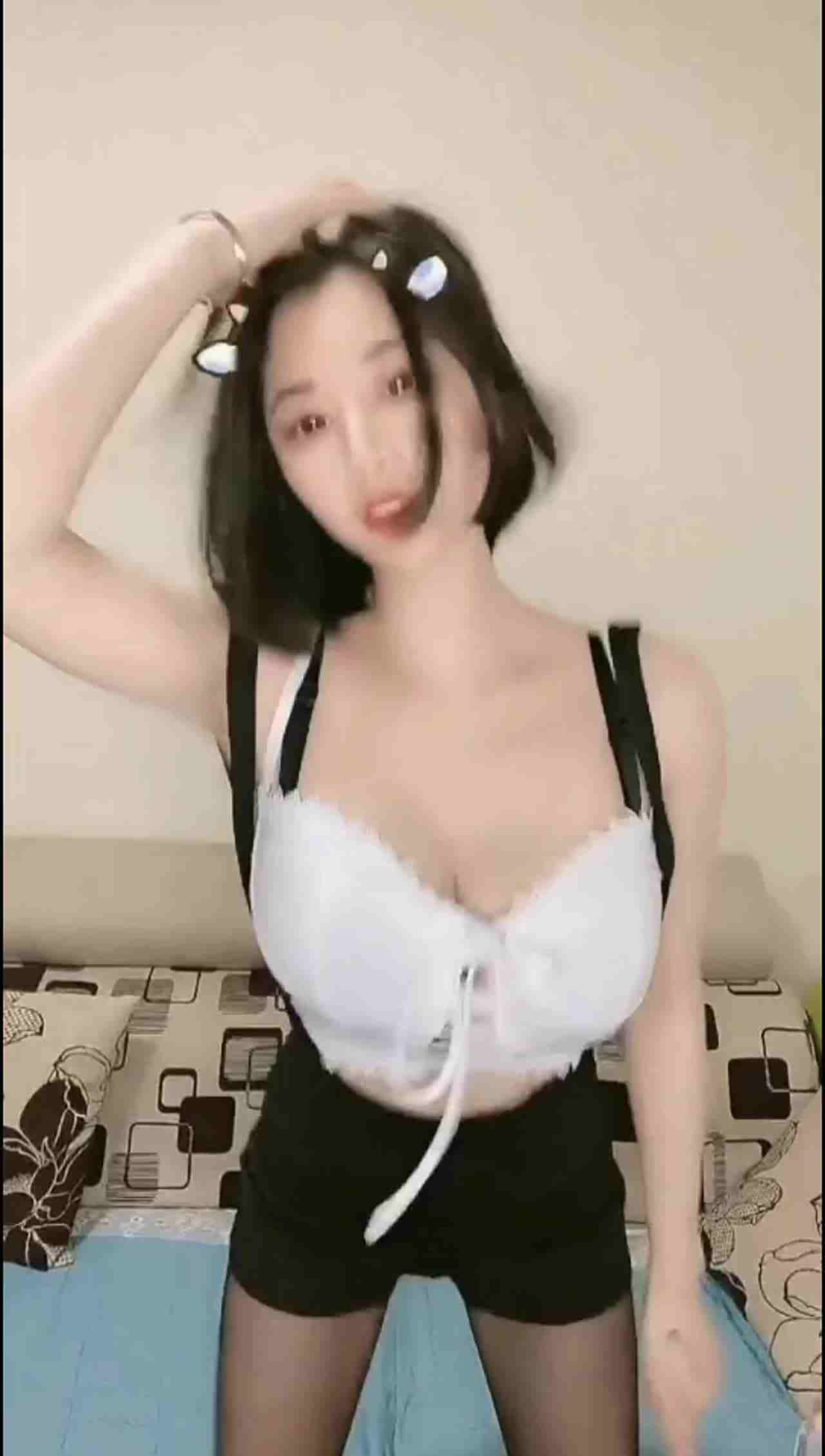  超美短发正妹晃起来够胸很 的剧照10