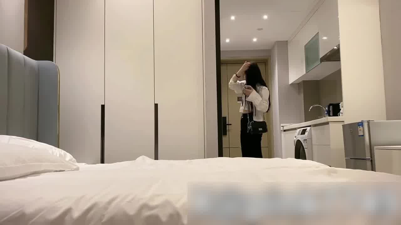  自购约炮大神-3000约了一个怕疼的美女，数完现金就开始服务，差了100路费直接大方不要了 的剧照1