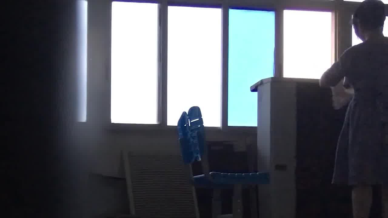  高中情侣在没人的教室做爱，无套内射，听到点动静立马起身穿裤子，差点被发现 的剧照3