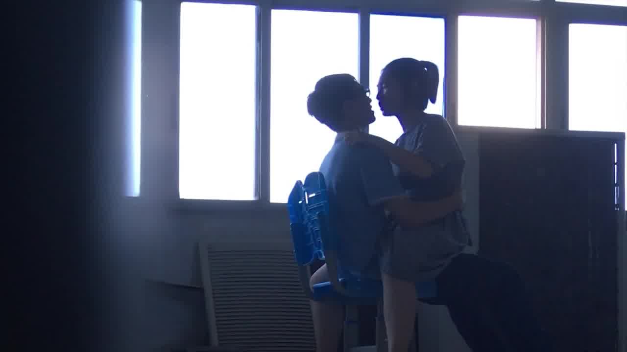  高中情侣在没人的教室做爱，无套内射，听到点动静立马起身穿裤子，差点被发现 的剧照4