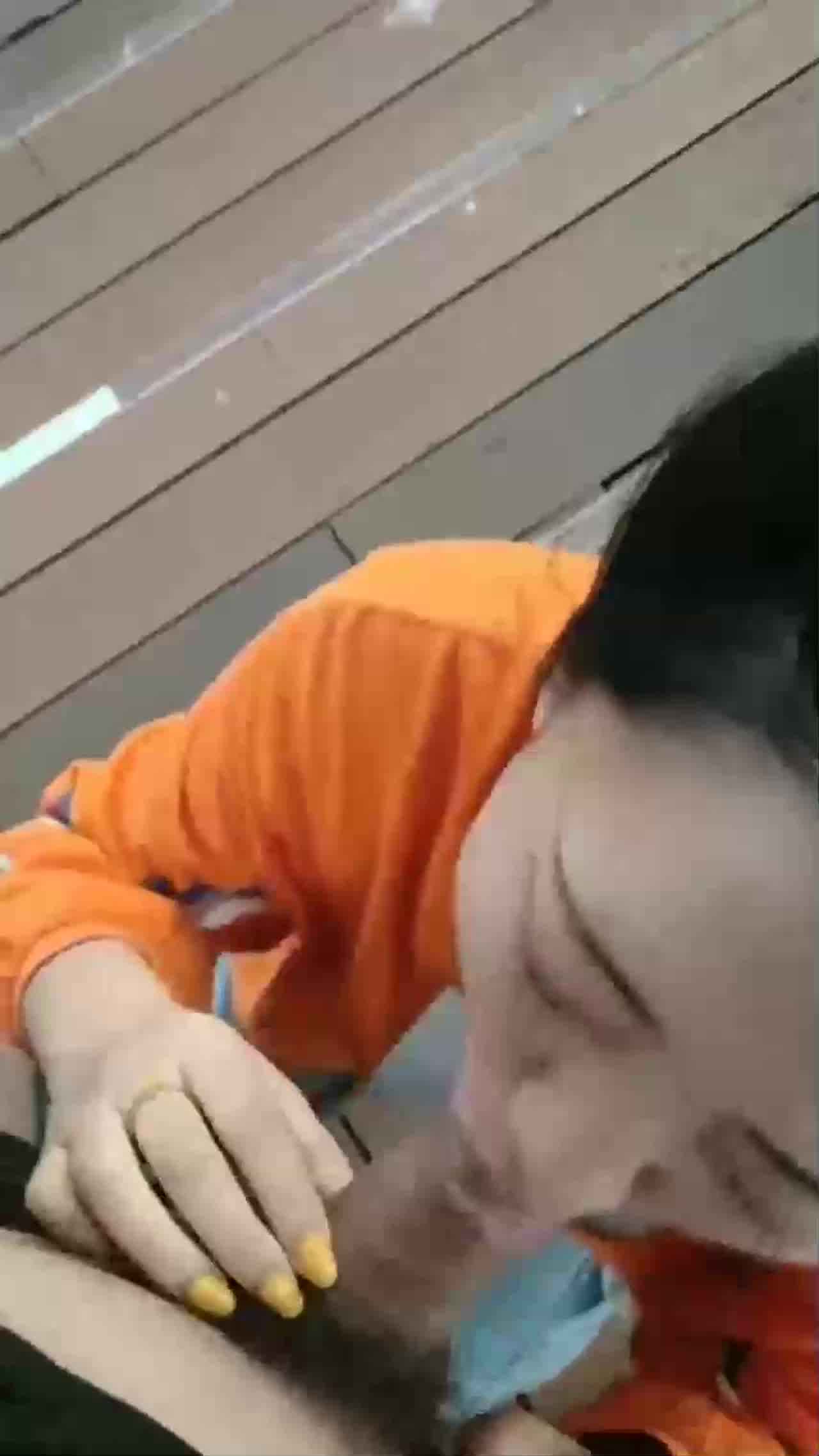  新交的珠宝店柜台大奶女友，户外河边尽情口交，给我口口，_还没口就硬了_，舒服哇舒服！ 的剧照4