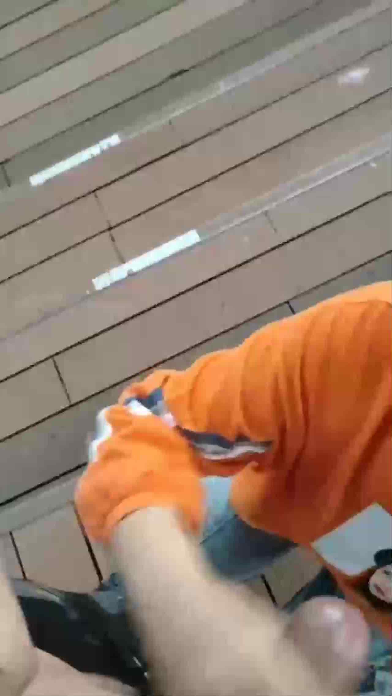  新交的珠宝店柜台大奶女友，户外河边尽情口交，给我口口，_还没口就硬了_，舒服哇舒服！ 的剧照9