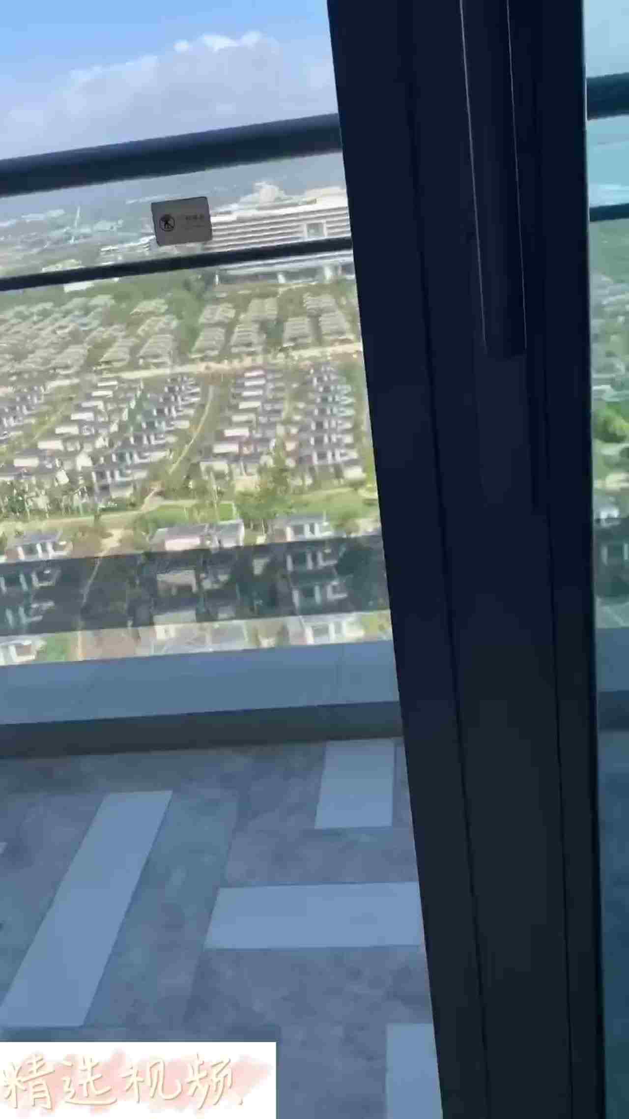  无套肉棒，狂操黑丝少妇的骚穴 的剧照3