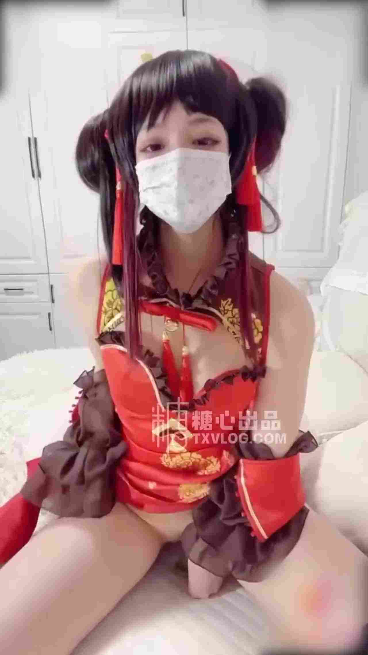  小晗喵 黑丝贺岁自卫 的剧照3