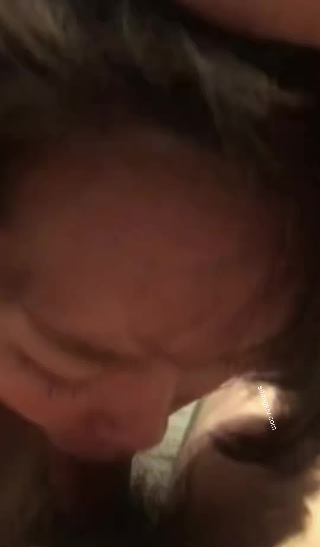  趁朋友喝醉趁机操逼本来还不太愿意进房就自己吸过来了 的剧照8