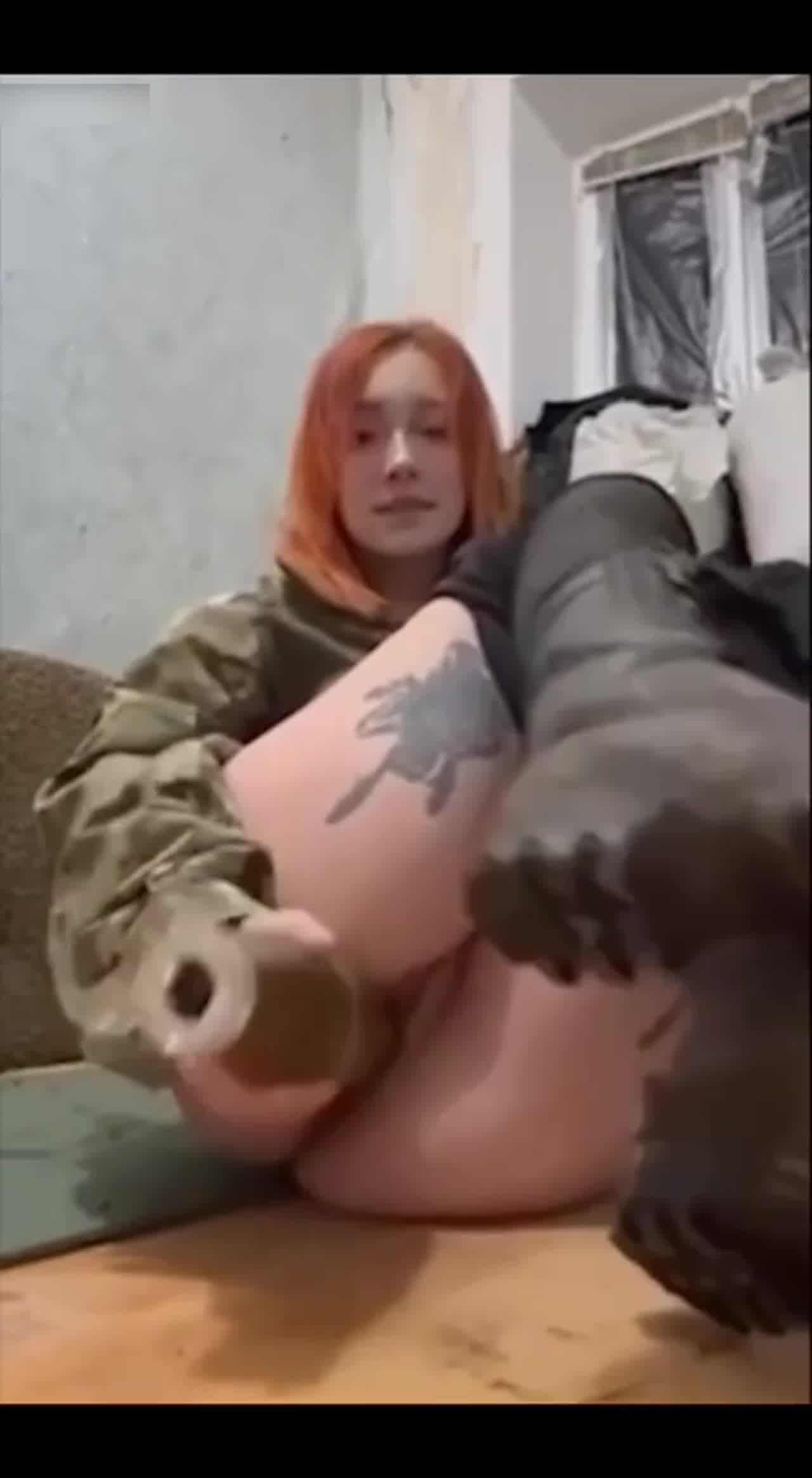  【乌克兰女兵自慰】真炮弹自慰，战场的女慰问兵，这么大的炮弹居然能塞进小穴大半位置！太震撼了 的剧照10