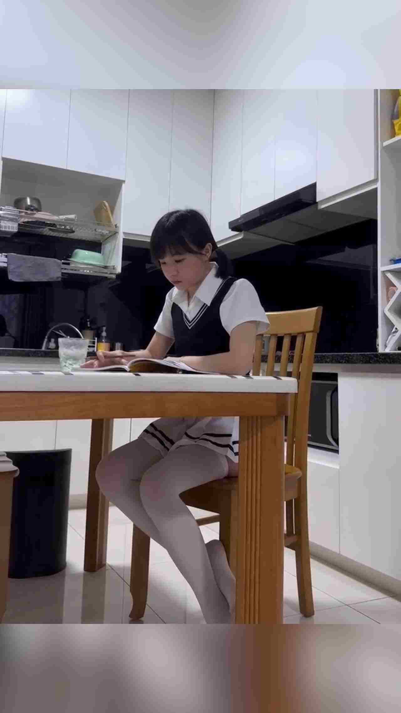  兄妹乱伦！！乖巧学霸妹妹用力读书时被哥哥强上 的剧照3