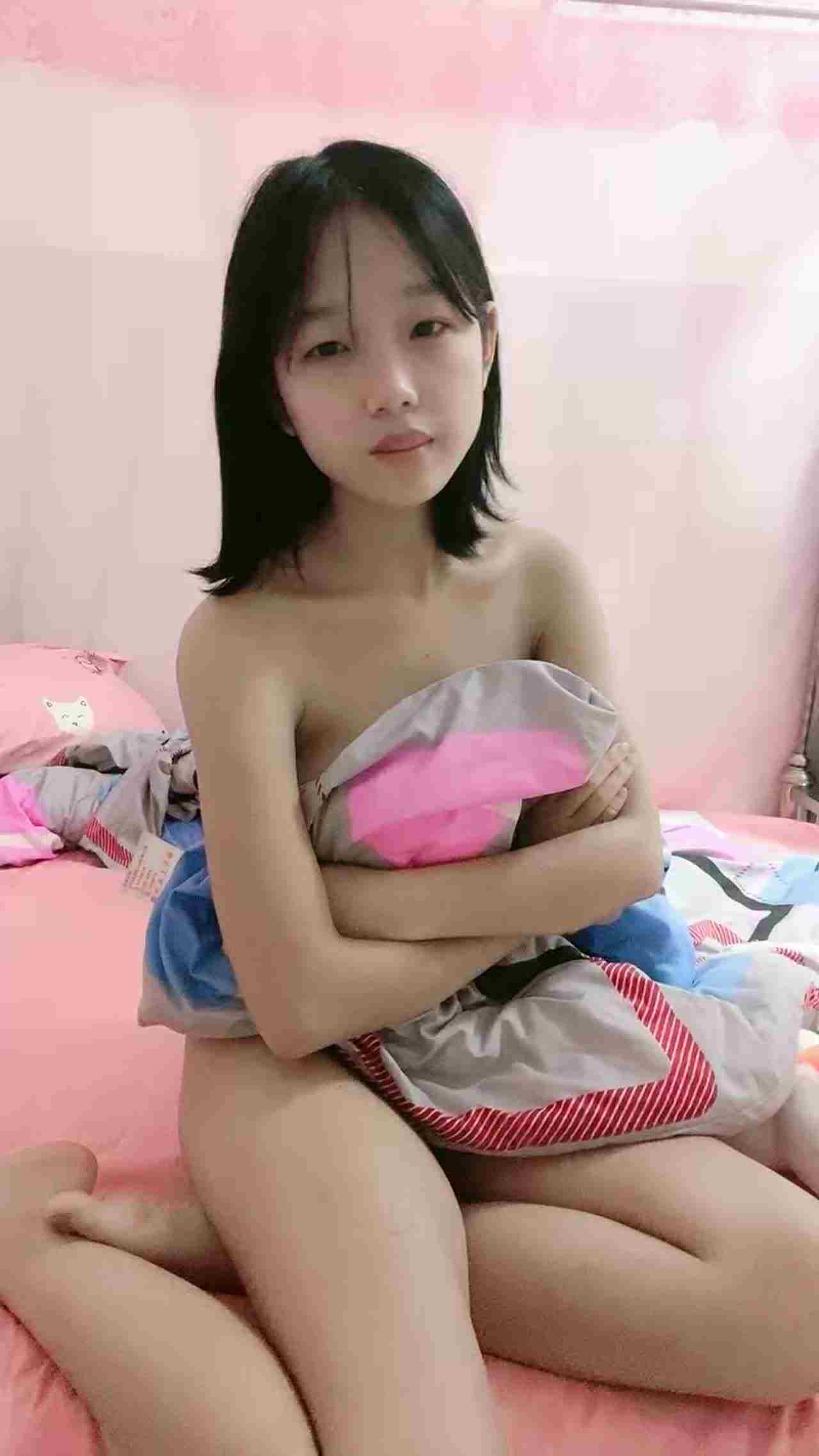  短发下海女被男友糙哭拉开直播赚钱真辛苦！ 的剧照3