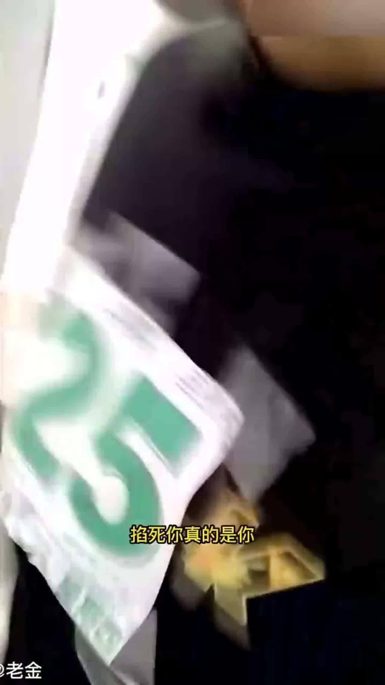  【给亲妈下药】海角热门骚逼老妈穿着黑丝去陪领导吃饭，回到家逼里黏糊糊的肯定是被操了 的剧照5